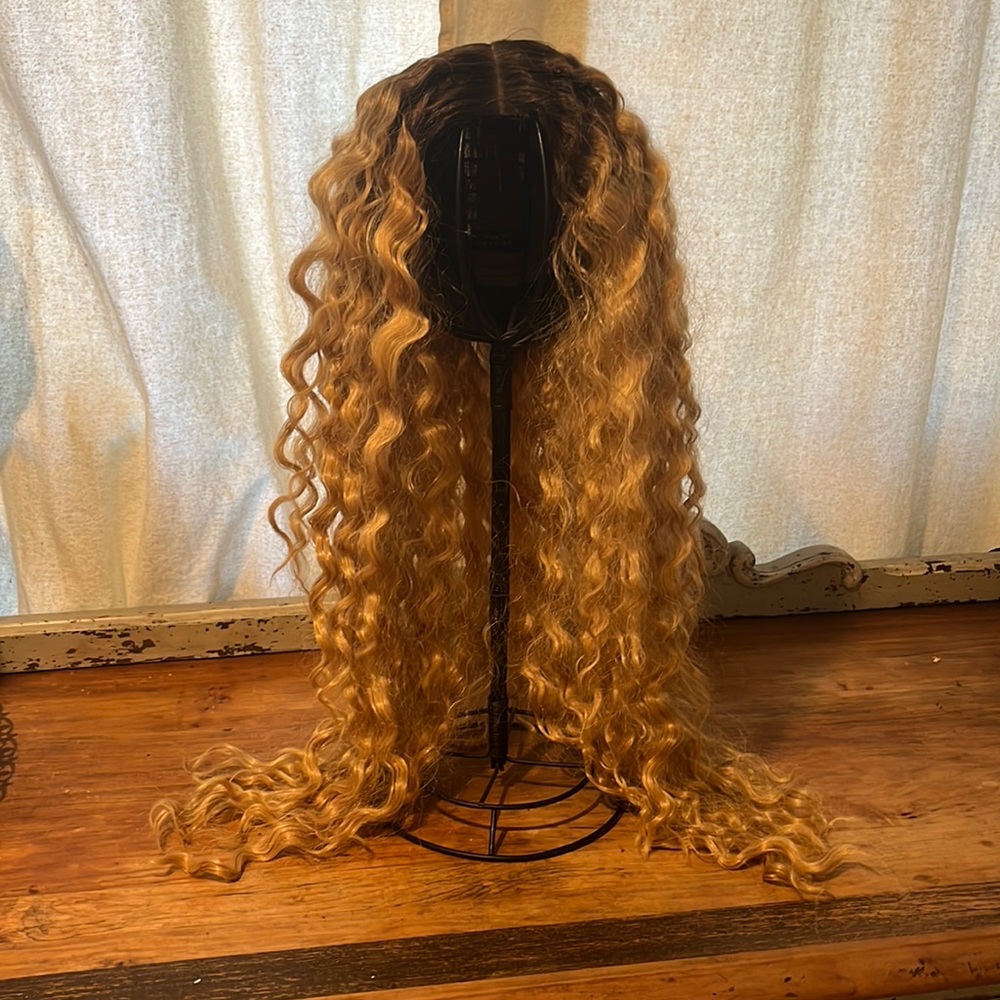 Sensationnel blonde wig